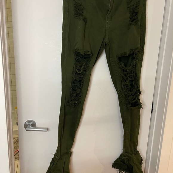 Ripped pants - Picture 2 of 6